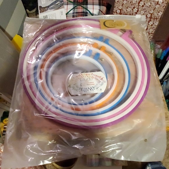 Cross pattern cross stitch with 5 plastic hoops - Picture 3 of 3